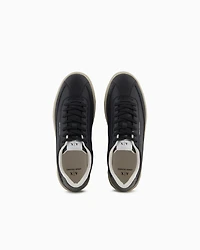 Sneakers with contrasting sole