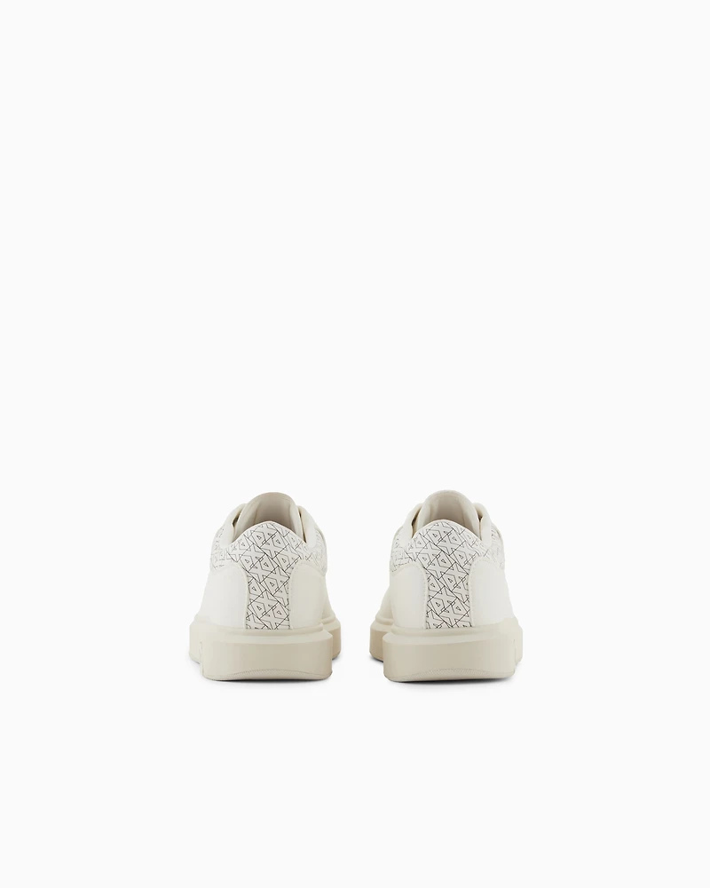 Sneakers with detail on the back