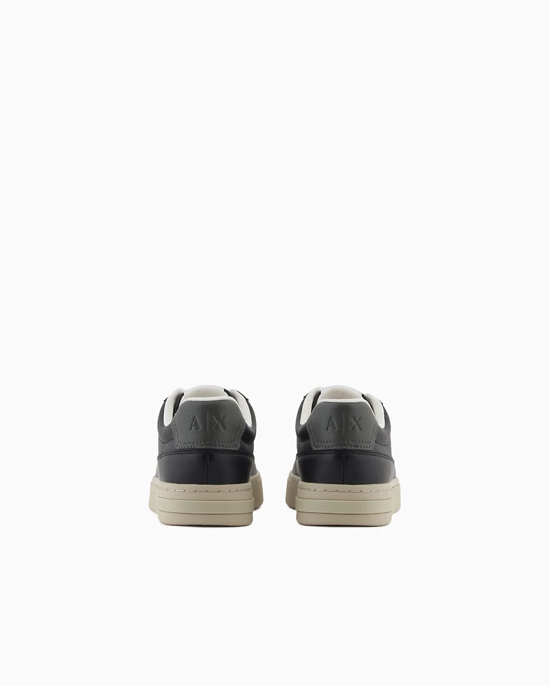 Sneakers with contrasting sole