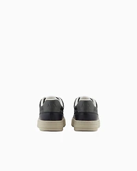 Sneakers with contrasting sole