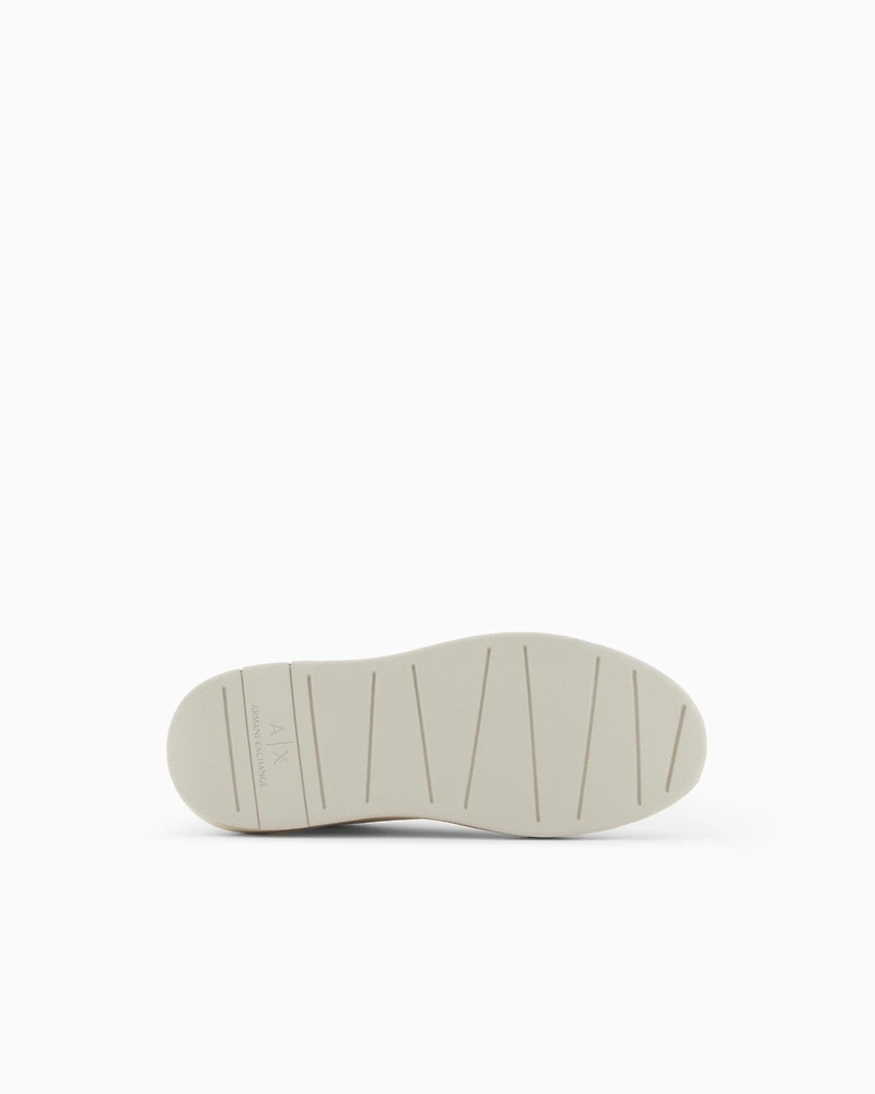 Sneakers with detail on the back