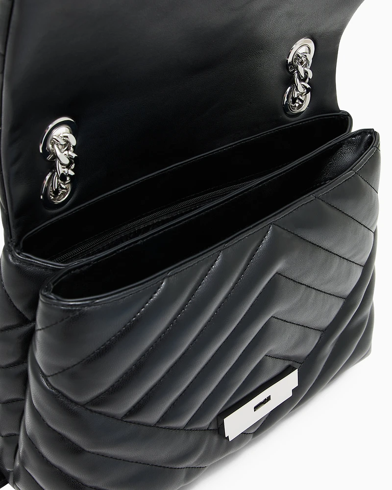 Shoulder bag in quilted material with metal details