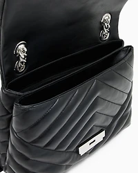 Shoulder bag in quilted material with metal details