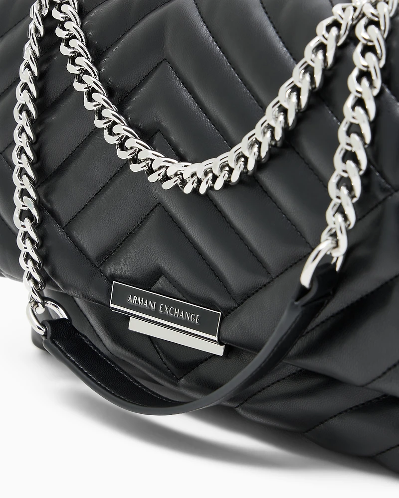 Shoulder bag in quilted material with metal details