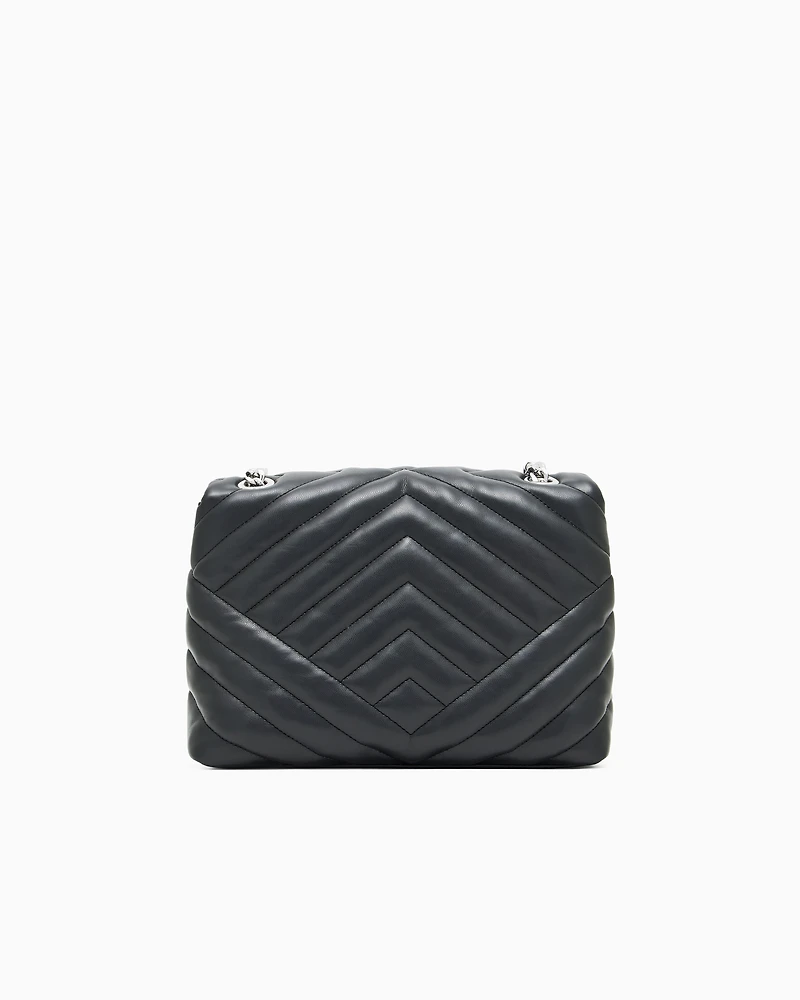 Shoulder bag in quilted material with metal details