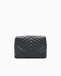 Shoulder bag in quilted material with metal details