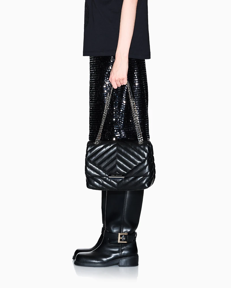 Shoulder bag in quilted material with metal details