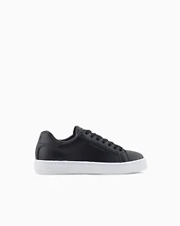 Sneakers with laces and logo