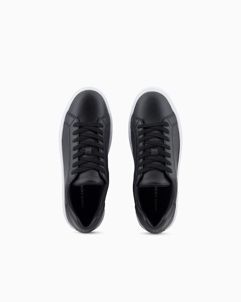 Sneakers with laces and logo