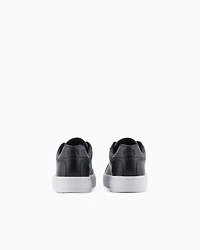 Sneakers with laces and logo