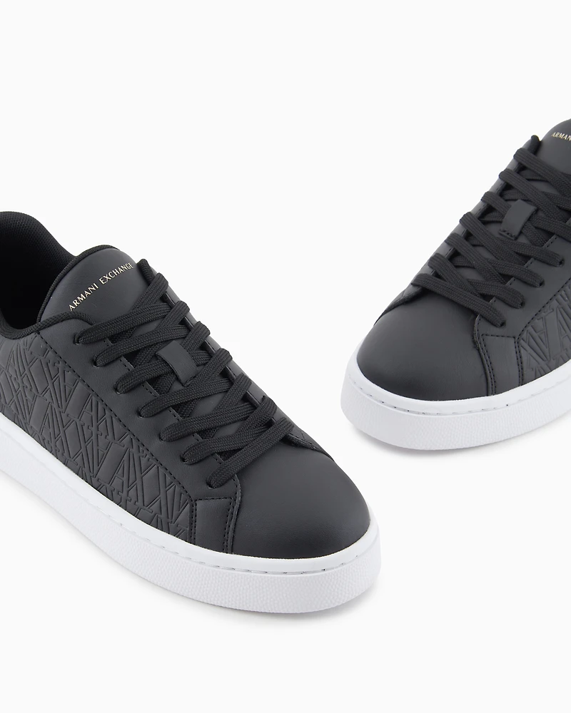 Sneakers with matching embroidered logo and metal detail
