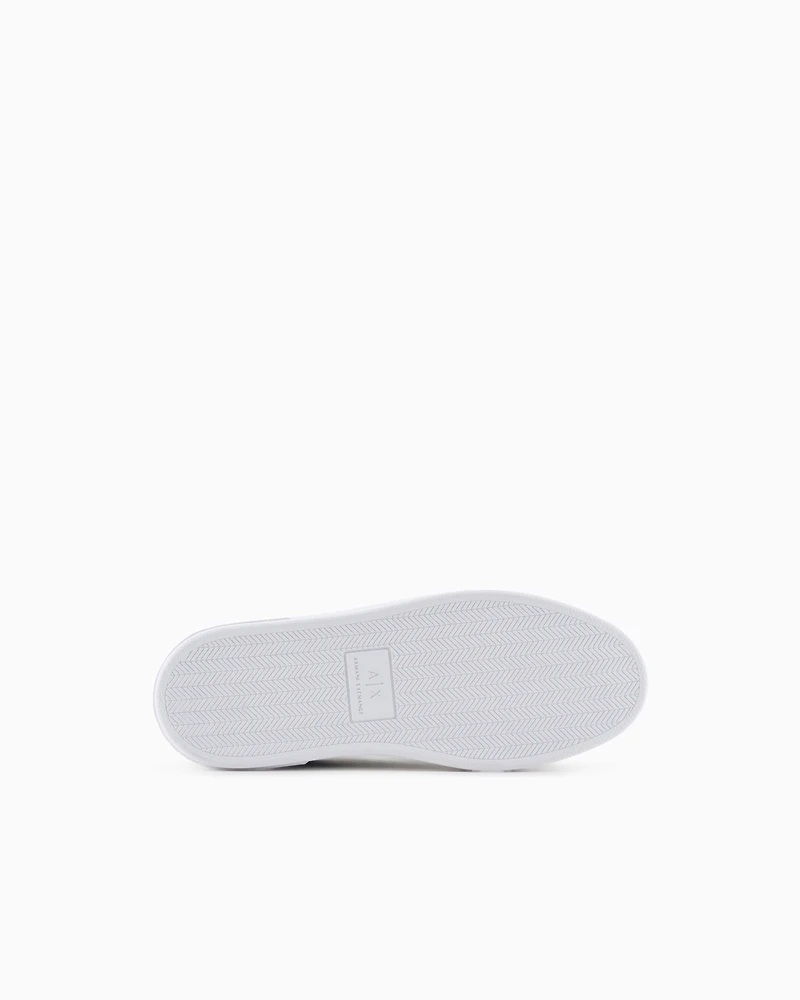 Sneakers with matching embroidered logo and metal detail