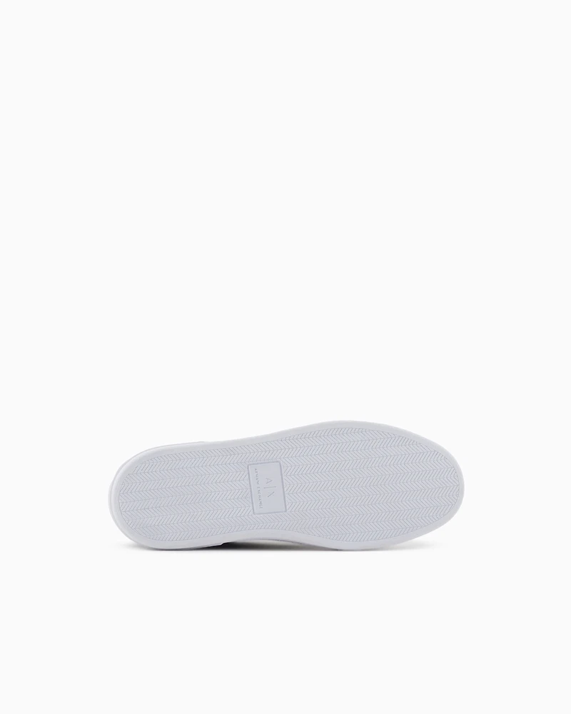 Sneakers with laces and logo
