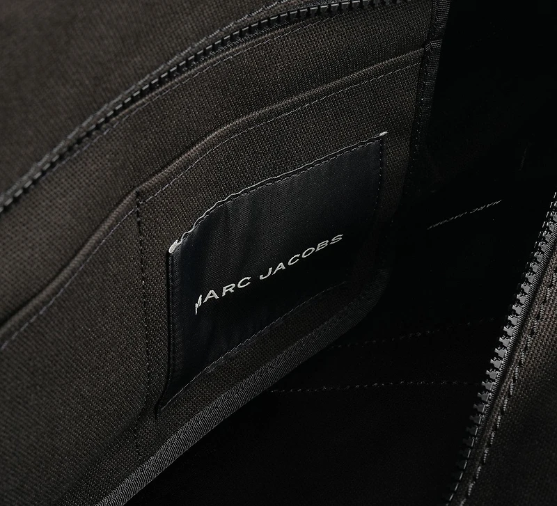 THE MEDIUM TOTE