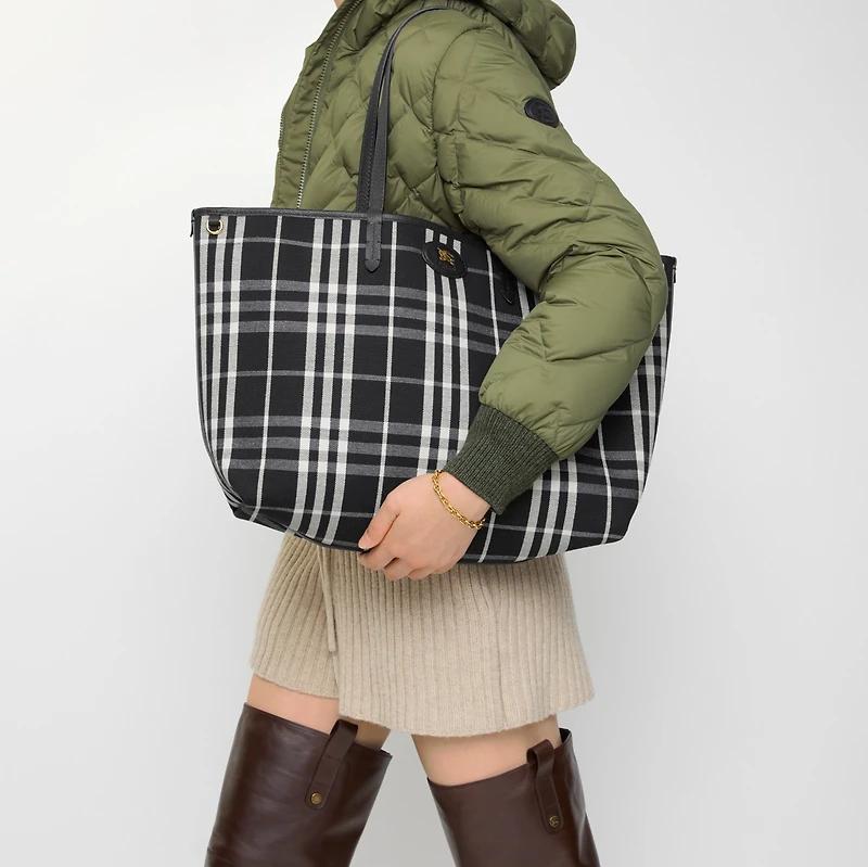 Medium Reversible Bloomsbury Tote​ in Black/calico beige - Women | Burberry® Official