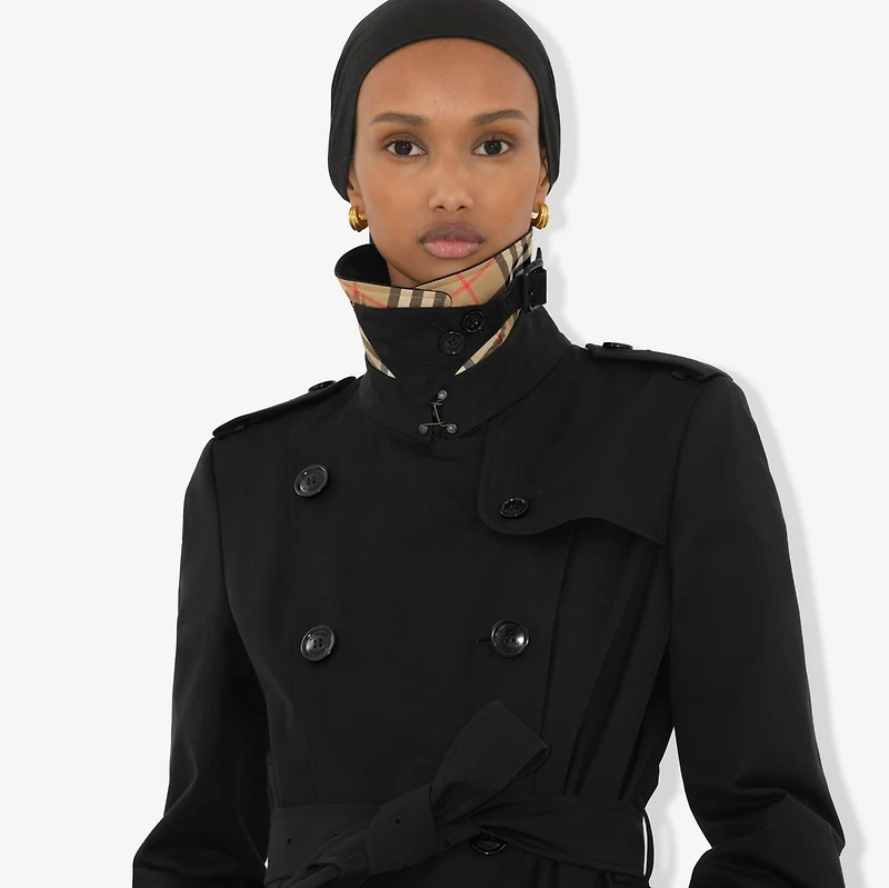 Short Chelsea Heritage Trench Coat in Black - Women, Cotton Gabardine | Burberry® Official