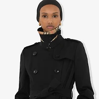 Short Chelsea Heritage Trench Coat in Black - Women, Cotton Gabardine | Burberry® Official