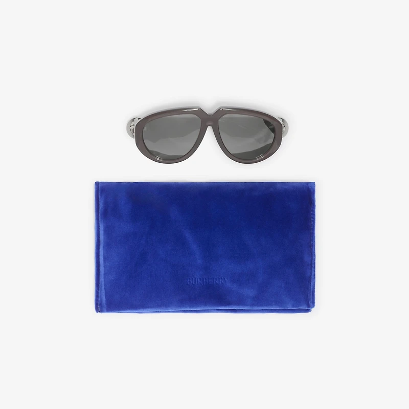 Curve Pilot Sunglasses​ in Black - Women | Burberry® Official