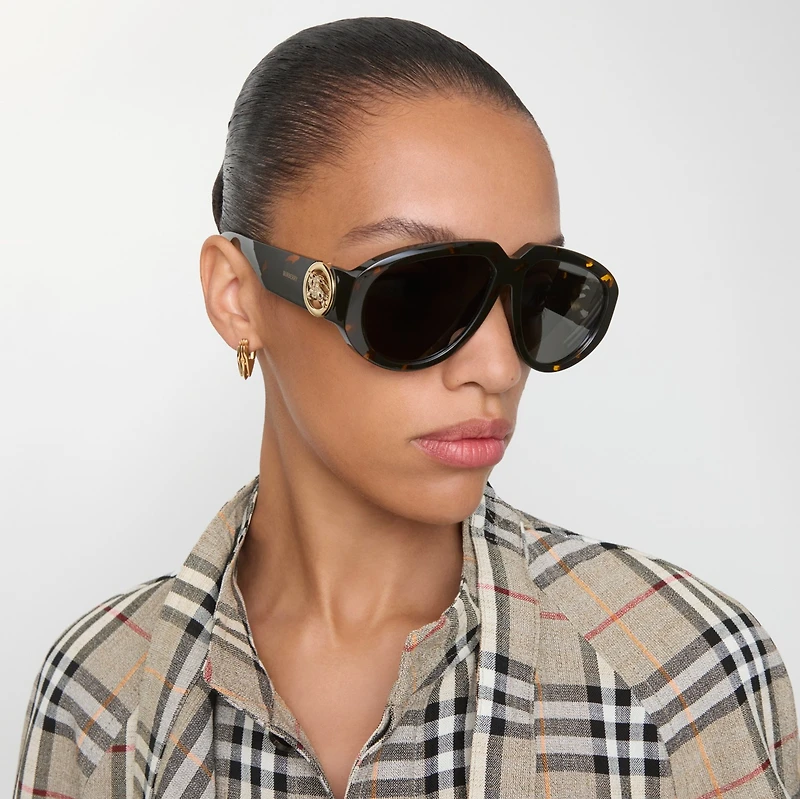 Curve Pilot Sunglasses​ in Bright tortoiseshell - Women | Burberry® Official