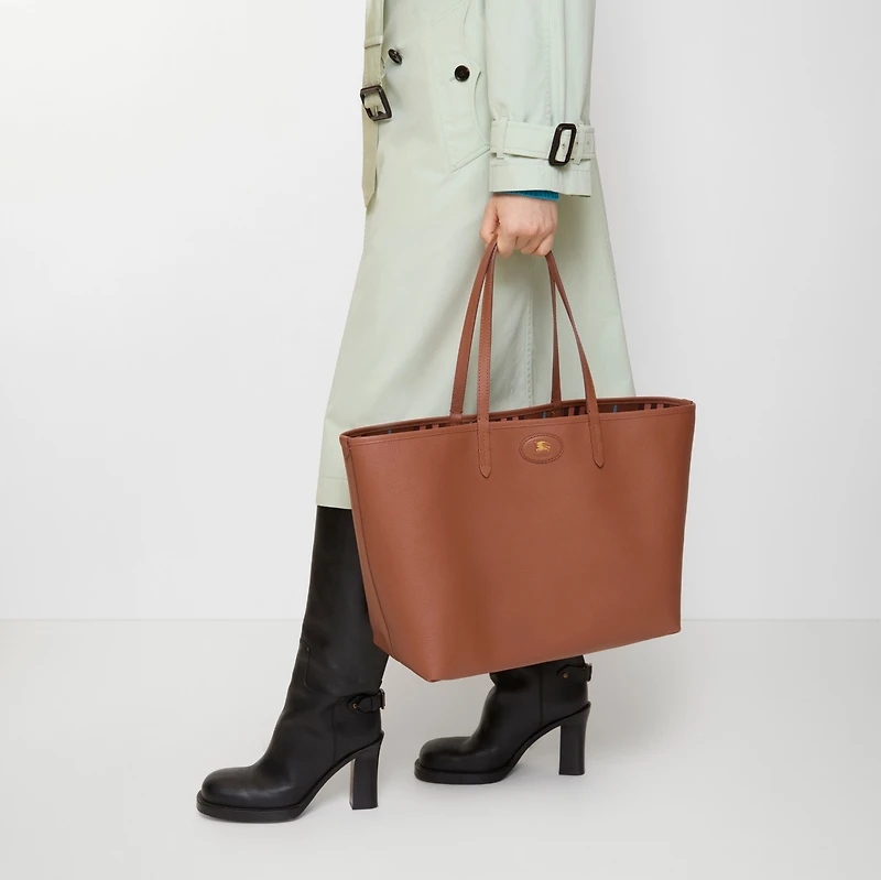 Medium Reversible Bloomsbury Tote​ in Ginger orange/gingerbread brown - Women | Burberry® Official