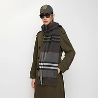 Contrast Check Cashmere Scarf in Marlborough grey/charcoal grey | Burberry® Official