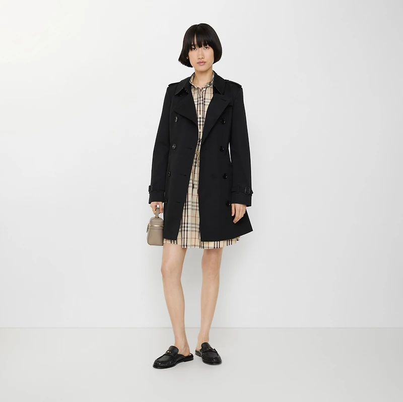Short Chelsea Heritage Trench Coat in Black - Women, Cotton Gabardine | Burberry® Official