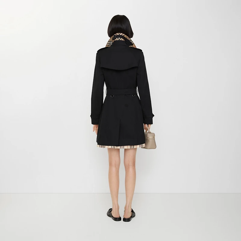 Short Chelsea Heritage Trench Coat in Black - Women, Cotton Gabardine | Burberry® Official