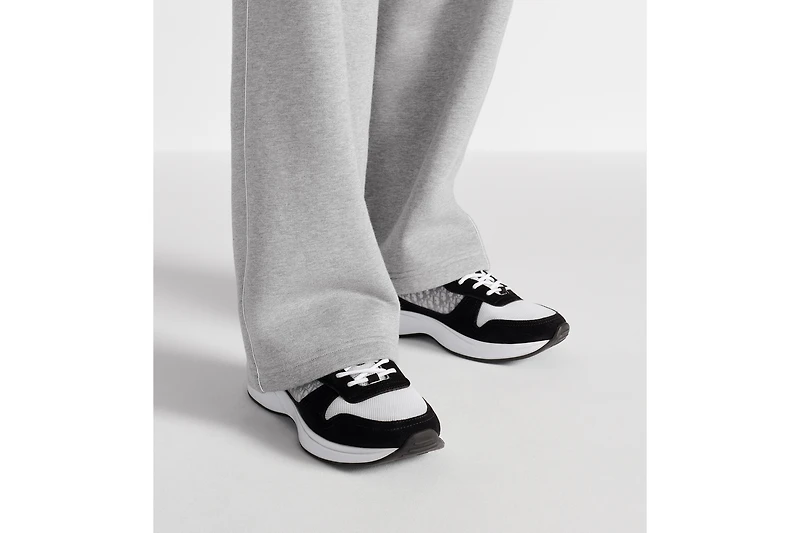 B25 Runner Sneaker