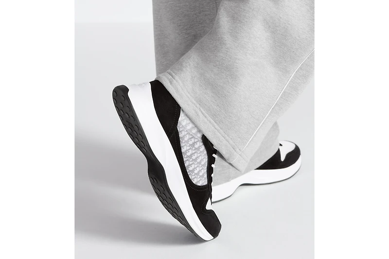B25 Runner Sneaker