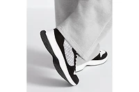 B25 Runner Sneaker