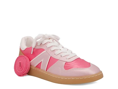 Vesta Sneaker