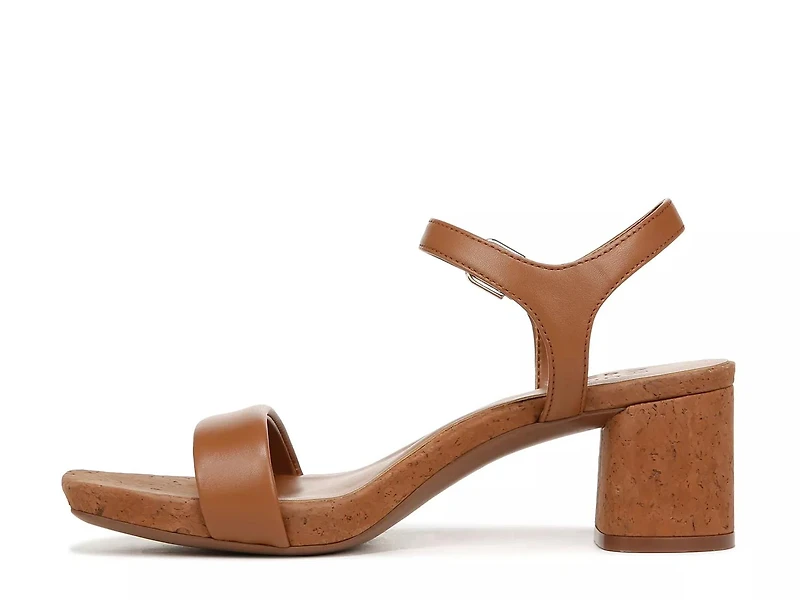 Izzy Sandal