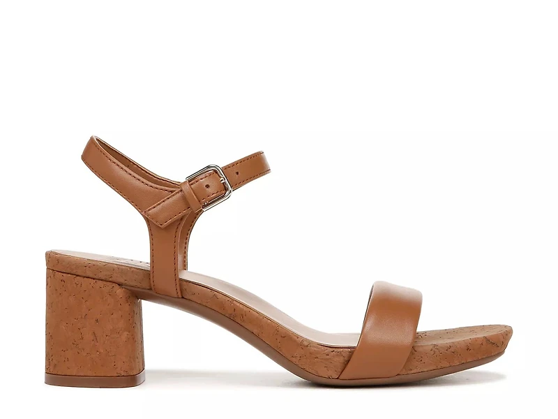 Izzy Sandal