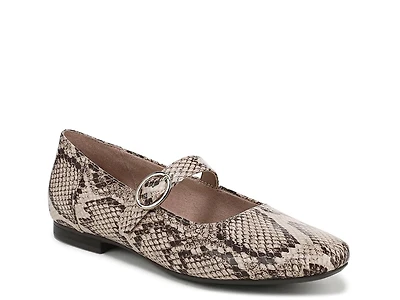 Kelly Mary Jane Flat