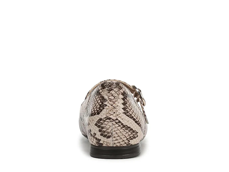 Kelly Mary Jane Flat