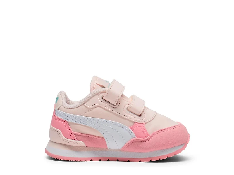 ST Runner v4 Sneaker