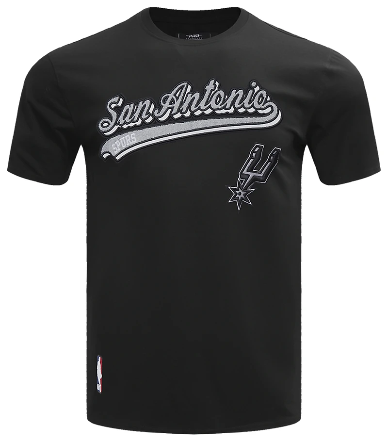 Pro Standard SPURS SCRIPT TAIL SJ TEE - Men's