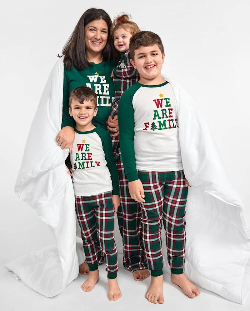 Pyjamas en coton ajustés assortis pour bébés et jeunes enfants « We Are Family »