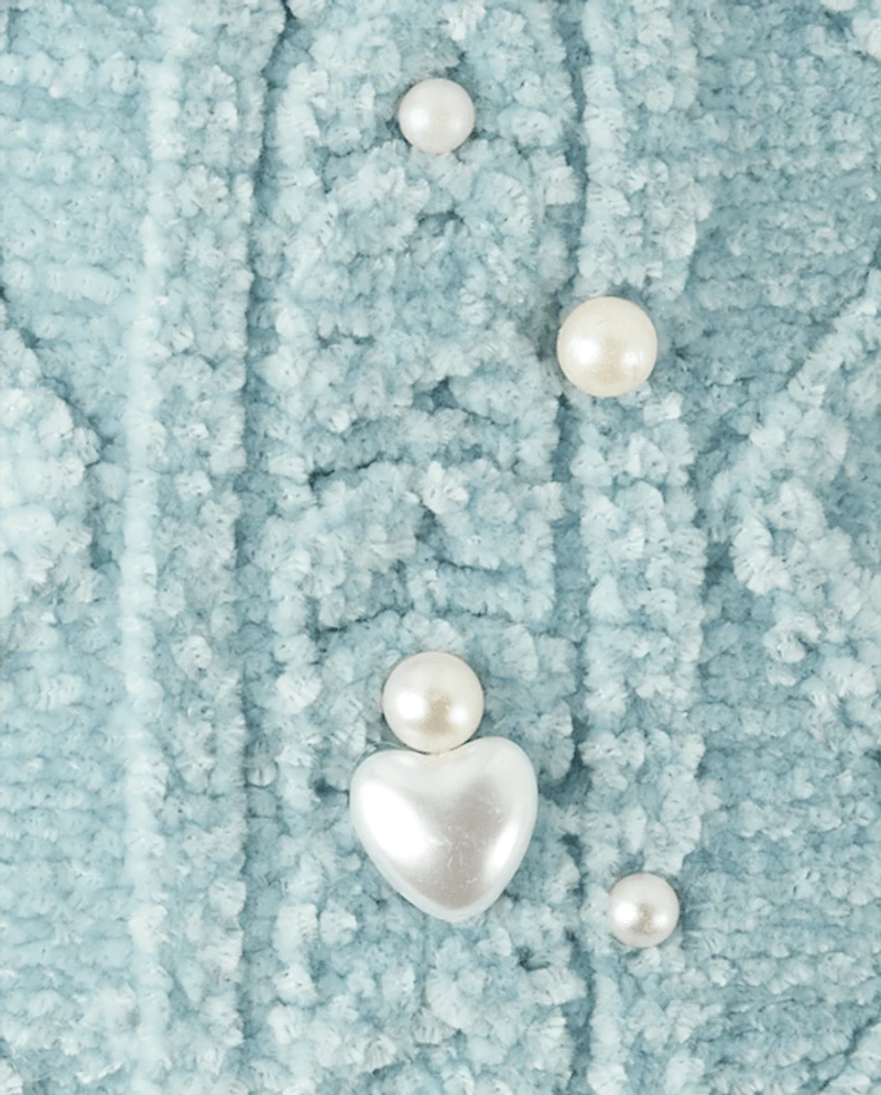 Bonnet à pompon en maille torsadée pour fille, avec fausses perles forme de cœur.
