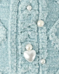 Bonnet à pompon en maille torsadée pour fille, avec fausses perles forme de cœur.