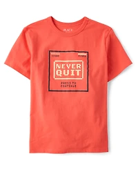 T-shirt graphique « Les garçons n'abandonnent jamais »