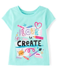 Les petites filles adorent créer des t-shirts graphiques