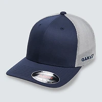 Oakley Men's Golf Cresting Trucker Size: S/m