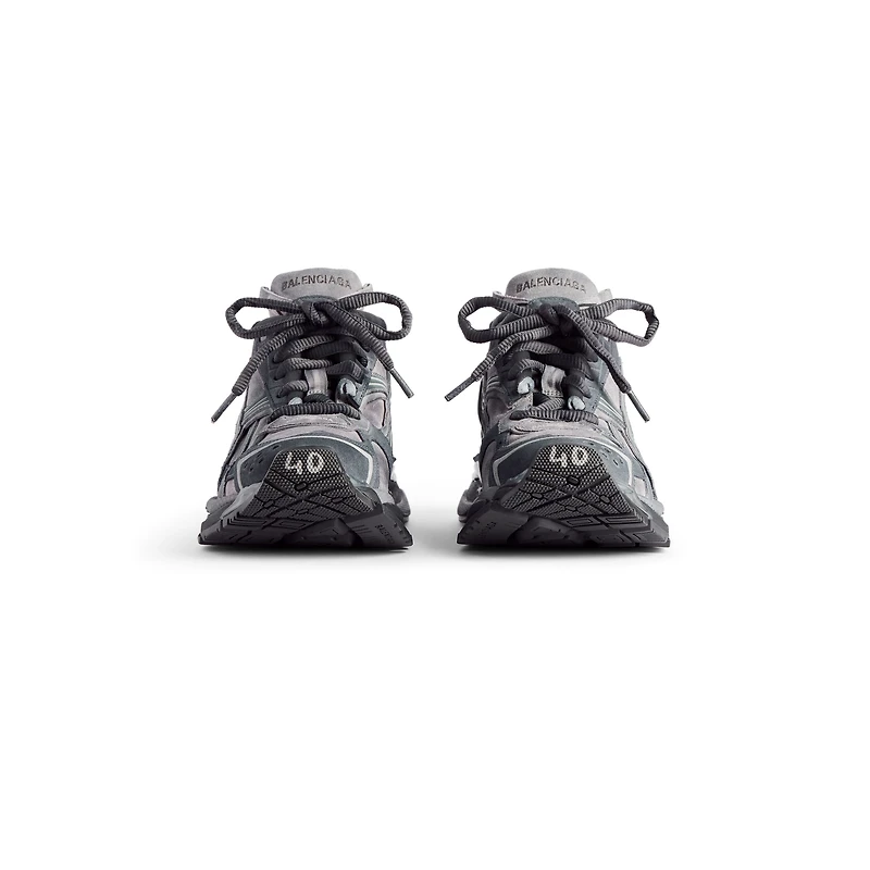 runner sneaker