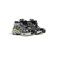 runner sneaker