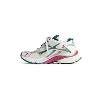 runner sneaker