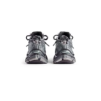 runner sneaker
