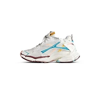 runner sneaker