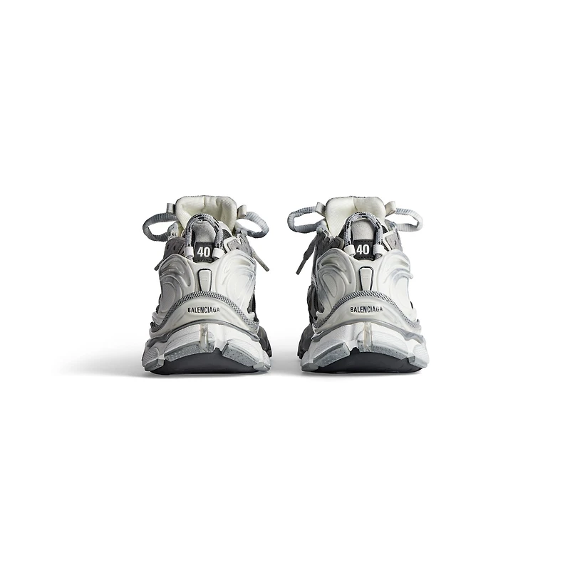 runner sneaker