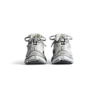runner sneaker